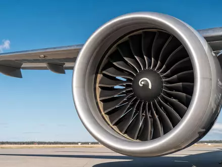 GE Aerospace US3696043013 fotorealistisches Turbofan Triebwerk hängt unter Flugzeugflügel auf sonnigem betoniertem Rollfeld - Foto: THN
