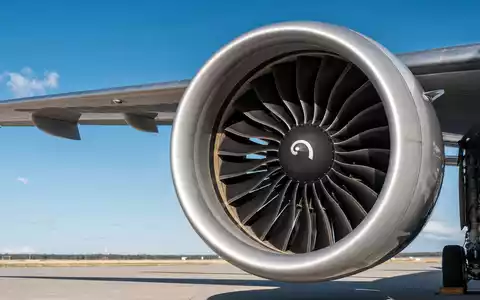 GE Aerospace US3696043013 fotorealistisches Turbofan Triebwerk hängt unter Flugzeugflügel auf sonnigem betoniertem Rollfeld - Foto: THN