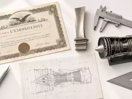 GE Aerospace US3696043013 Flatlay zeigt ein Aktienzertifikat eine Turbinenschaufel Messschieber und eine technische Triebwerkszeichnung - Foto: THN