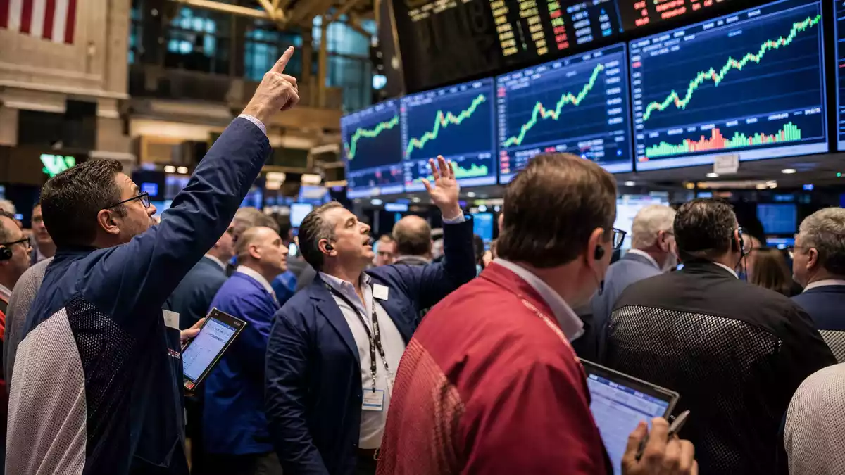 NYSE-Handelsparkett mit Brokern, steigenden Kurscharts auf Bildschirmen, Aerospace-Sektor, GE Aerospace