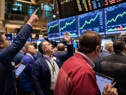 GE Aerospace US3696043013 lebhafte NYSE-Börsenparkett-Szene mit Händlern und steigenden Aktienkurscharts auf Monitoren - Foto: THN