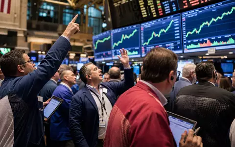 GE Aerospace US3696043013 lebhafte NYSE-Börsenparkett-Szene mit Händlern und steigenden Aktienkurscharts auf Monitoren - Foto: THN