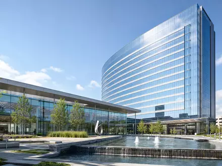 GE HealthCare US36266G1076 als Architektur-Render eines modernen Glas und Stahl Hochhauses mit Brunnen-Platz - Foto: THN