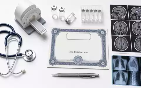 GE HealthCare US36266G1076 Flatlay mit Aktienzertifikat, ISIN Karte, Stethoskop, Modell und Röntgenaufnahmen - Foto: THN