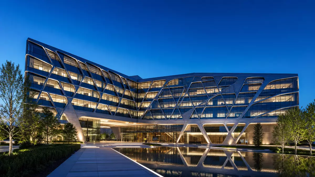 CGI-Architekturrender eines modernen Gartner-Inc.-Glasgebäudes bei Nacht mit Spiegelteich