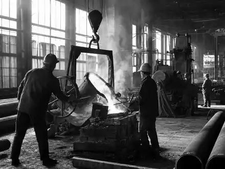 Georg Fischer AG CH0001752309 dokumentiert Schwarzweiß-Reportage einer Gussproduktion mit Arbeitern und schweren Metallrohren in Werkshalle - Foto: THN