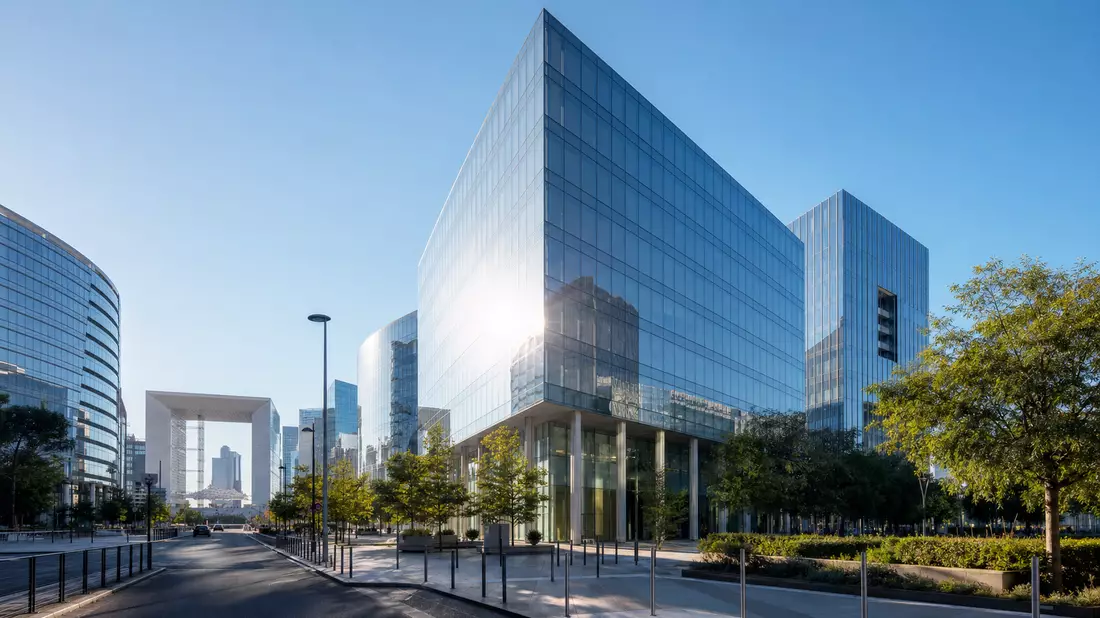 Modernes Glas-Bürohochhaus im Pariser Finanzdistrikt am Morgen
