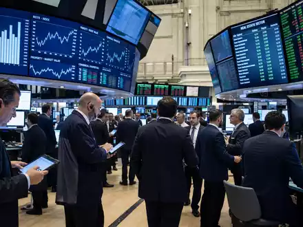 Swiss Prime Site AG (CH0011029946) im Börsen-Editorial-Stil mit Trading-Floor, Kurscharts und professionellen Analysten im Fokus - Foto: THN