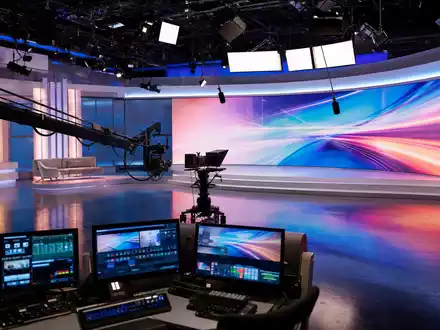 ITV plc GB0033986497 zeigt modernes TV-Studio mit Kamerakran Scheinwerfern und großer Videowand im Sendebetrieb - Foto: THN