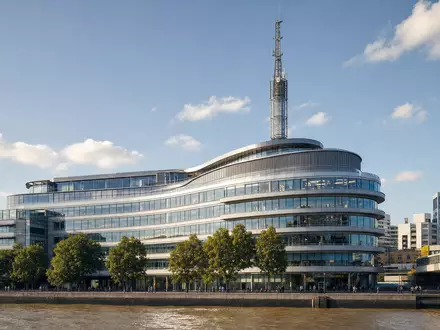 ITV plc GB0033986497 Architektur-Render moderner Medienzentrale mit Glasfassade Sendemast London South Bank - Foto: THN