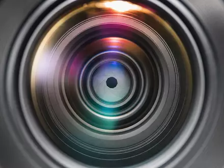 ITV plc GB0033986497 Makro-Fotografie zeigt einzelne Kamerasensor-Linse mit farbigen Lichtreflexionen in extremer Nahaufnahme und Detailaufnahme - Foto: THN