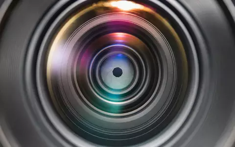 ITV plc GB0033986497 Makro-Fotografie zeigt einzelne Kamerasensor-Linse mit farbigen Lichtreflexionen in extremer Nahaufnahme und Detailaufnahme - Foto: THN
