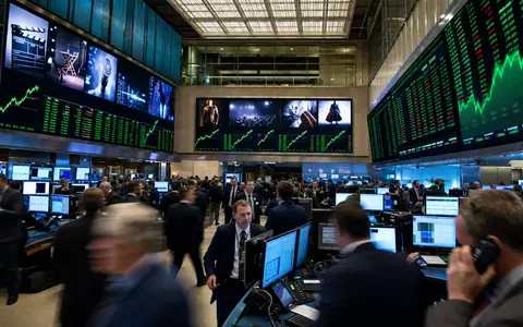 ITV plc GB0033986497 LSE-Börsensaal Editorial mit Medien-Aktiencharts Händlern und digitalen Kurstafeln Bildschirmen London - Foto: THN