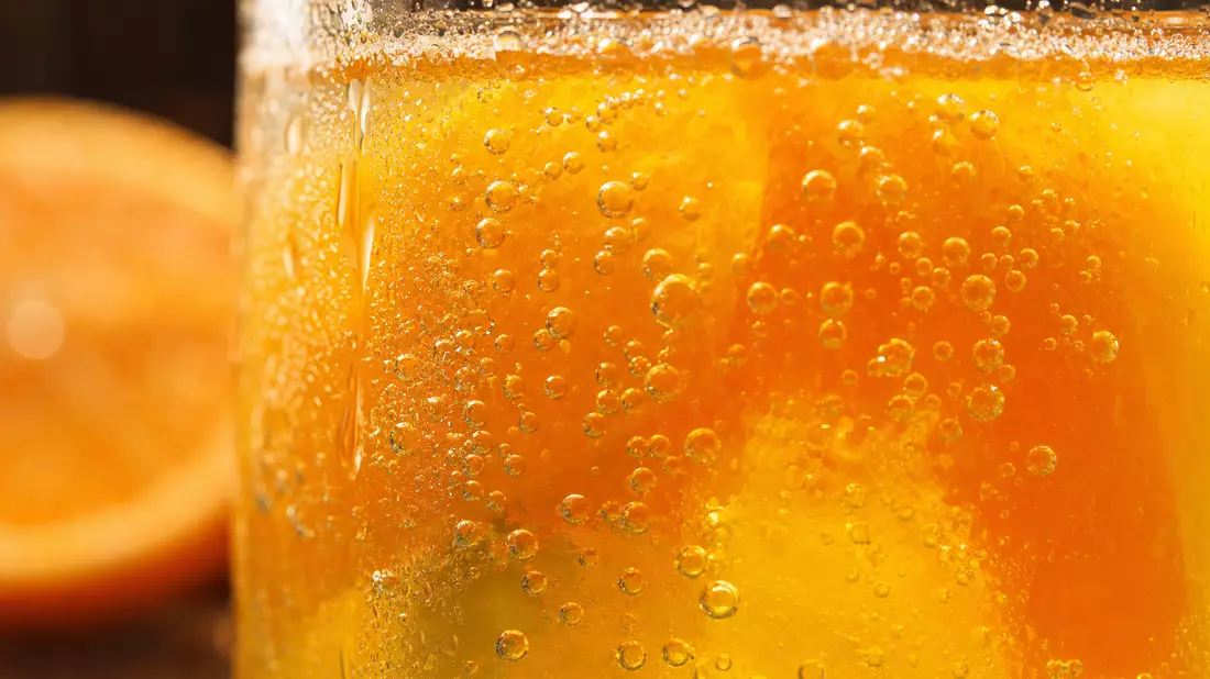 Extreme Nahaufnahme von Kohlensäurebläschen in einem Fruchtgetränk, Britvic plc GB00B0N8QD54