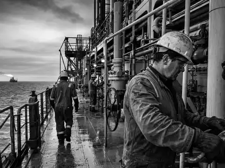 SchwarzweiĂe Reportage-Aufnahme von Offshore-Arbeitern zeigt SBM Offshore N.V., ISIN NL0000360618, im Arbeitsalltag - Foto: THN