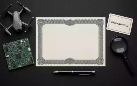 QinetiQ Group plc (ISIN GB00B0WMWD03) symbolisiert durch Flatlay mit Aktienzertifikat, ISIN-Karte und Technikbauteilen den Sicherheitssektor - Foto: THN