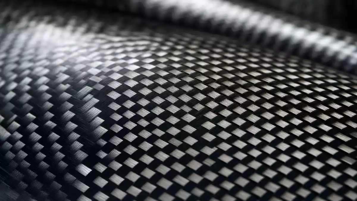 Makroaufnahme einer Kohlefaser-Verbundwerkstoffstruktur mit metallischem Glanz