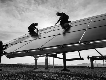 First Solar Inc. Techniker montieren Solarmodule, dokumentarische Reportage zu US3364331070 im Industriemaßstab - Foto: THN