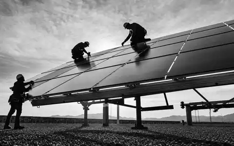 First Solar Inc. Techniker montieren Solarmodule, dokumentarische Reportage zu US3364331070 im Industriemaßstab - Foto: THN