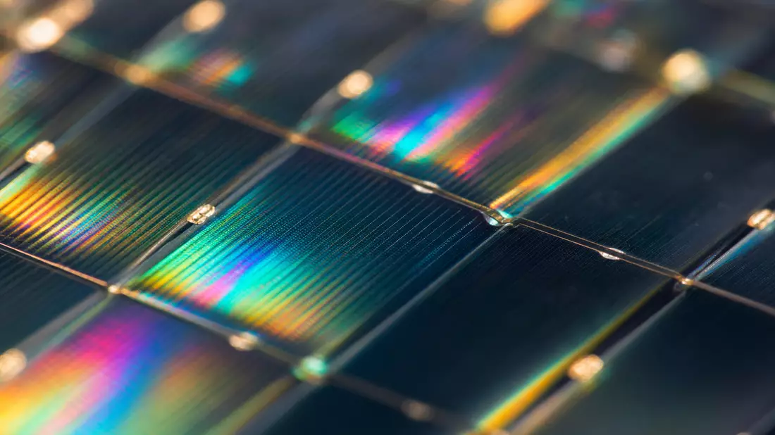 Makroaufnahme einer irisierenden Dünnschicht-Solarzelle von First Solar Inc., ISIN US3364331070
