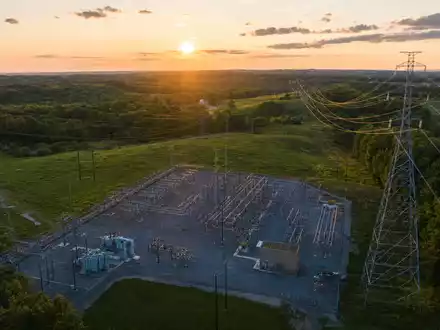 FirstEnergy Corp. betreibt ein großes Hochspannungs Umspannwerk in Ohio bei Sonnenlicht ISIN US3377381088 - Foto: THN