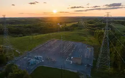 FirstEnergy Corp. betreibt ein großes Hochspannungs Umspannwerk in Ohio bei Sonnenlicht ISIN US3377381088 - Foto: THN
