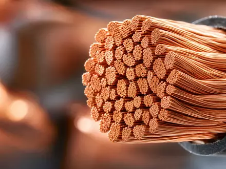 FirstEnergy Corp. Makroaufnahme eines Kupferkabels mit geflochtenen Litzen und Bokeh ISIN US3377381088 - Foto: THN