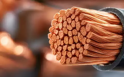 FirstEnergy Corp. Makroaufnahme eines Kupferkabels mit geflochtenen Litzen und Bokeh ISIN US3377381088 - Foto: THN