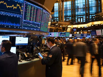 FirstEnergy Corp. Börsen Editorial des NYSE Handelssaals mit Versorgersektorcharts und Händlern ISIN US3377381088 - Foto: THN
