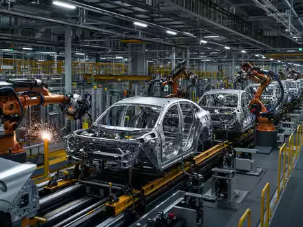 Ford Motor Co. Fahrzeugmontage US3453708600 zeigt Roboter beim SchweiĂen von Karosserien auf FlieĂband - Foto: THN