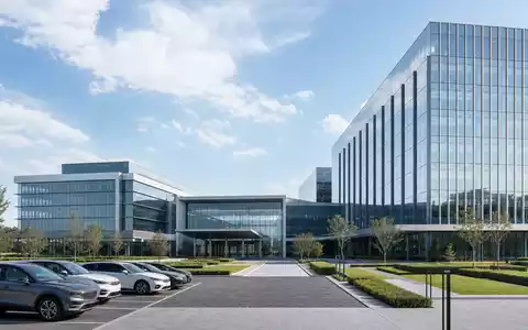 Ford Motor Co. US3453708600 zeigt CGI-Render eines modernen Automobil-Firmencampus mit eleganten Glasfassaden - Foto: THN