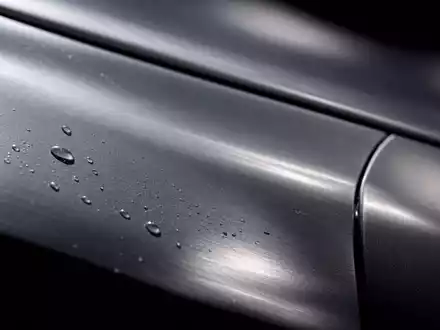 Ford Motor Co. US3453708600 Makroaufnahme einer polierten Stahlkarosserie mit Wassertropfen und Lichtreflexen - Foto: THN