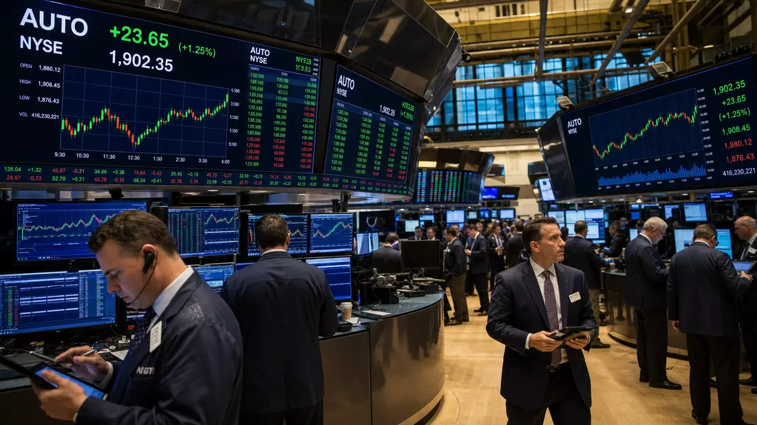 NYSE-Börsensaal mit Händlern und Großbildschirmen mit AUTO NYSE Kurscharts