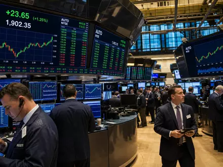 Ford Motor Co. US3453708600 NYSE-Handelssaal mit Automobil-Sektor-Charts und Händlern an großen Bildschirmen - Foto: THN