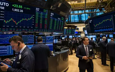 Ford Motor Co. US3453708600 NYSE-Handelssaal mit Automobil-Sektor-Charts und Händlern an großen Bildschirmen - Foto: THN