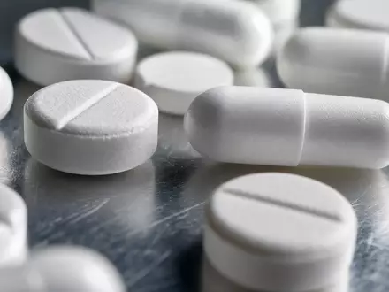 Makroaufnahme weißer Tabletten und Kapseln steht für Eli Lilly and Company, ISIN US5324571083, Arzneimittelhersteller - Foto: THN