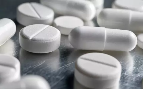 Makroaufnahme weißer Tabletten und Kapseln steht für Eli Lilly and Company, ISIN US5324571083, Arzneimittelhersteller - Foto: THN