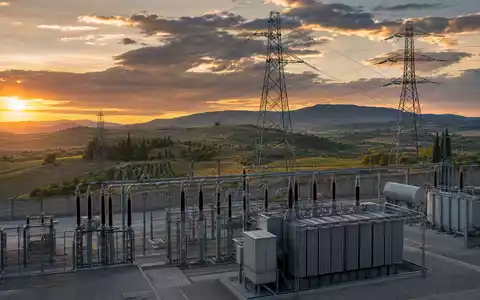 Fotorealistisches Umspannwerk bei Sonnenuntergang symbolisiert Enel S.p.A. mit ISIN IT0003128367 im Energiesektor Italiens - Foto: THN