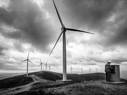 Schwarzweiß-Reportagefoto eines Windparks illustriert die Erneuerbaren-Energien-Aktivitäten von Enel S.p.A., ISIN IT0003128367, dokumentarisch - Foto: THN