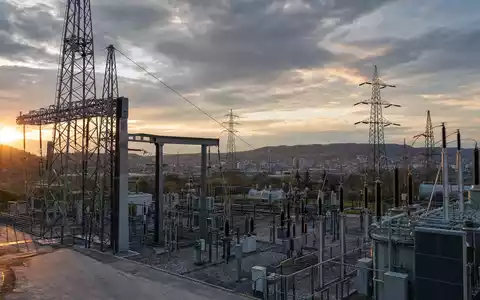 Fotorealistisches Umspannwerk bei Sonnenuntergang zeigt E.ON SE DE000ENAG999 typische Stromnetz-Infrastruktur mit Hochspannungsmasten und Transformatoren - Foto: THN