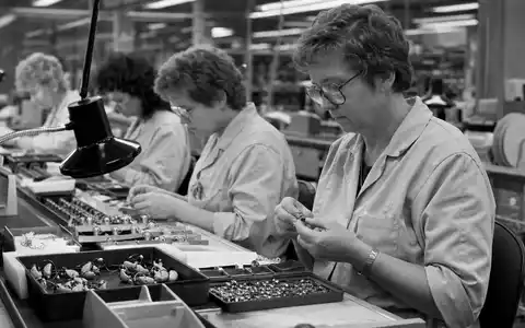 GN Store Nord A/S (DK0010272632): SW-Reportage zeigt Arbeiterinnen bei Montage kleiner Audiobauteile in dänischer Fabrikhalle - Foto: THN