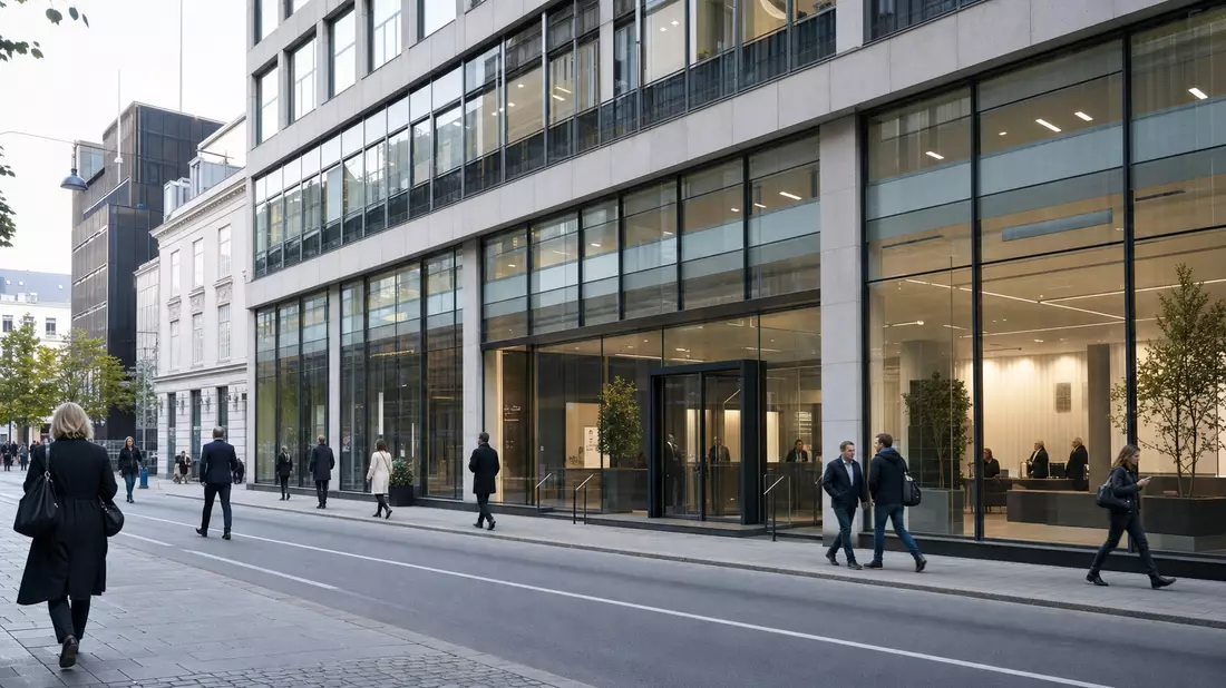 Moderne Bankfiliale mit Glasfassade in Kopenhagen, Passanten auf der Straße
