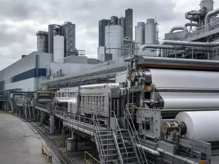 Fotorealistische Papiermaschine in moderner Zellstofffabrik zeigt Valmet Oyj, ISIN FI4000074984, an der Nasdaq Helsinki notiert - Foto: THN
