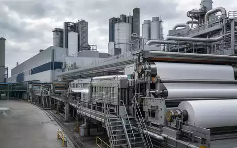 Fotorealistische Papiermaschine in moderner Zellstofffabrik zeigt Valmet Oyj, ISIN FI4000074984, an der Nasdaq Helsinki notiert - Foto: THN