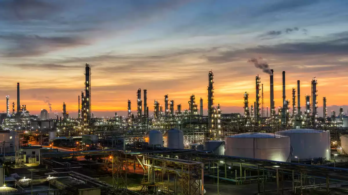 Petrochemieanlage bei Sonnenuntergang, Illustration zu LyondellBasell (NL0009434992)
