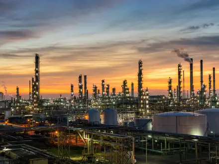 Fotorealistische Ansicht einer Petrochemieanlage bei Dämmerung symbolisiert LyondellBasell mit ISIN NL0009434992 Investment - Foto: THN