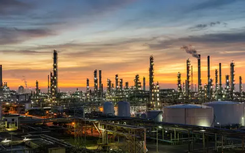 Fotorealistische Ansicht einer Petrochemieanlage bei Dämmerung symbolisiert LyondellBasell mit ISIN NL0009434992 Investment - Foto: THN