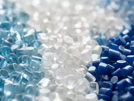 Makroaufnahme transparenter Kunststoffgranulate zeigt das Kernprodukt der Chemiefirma LyondellBasell, börsennotiert unter der ISIN NL0009434992 - Foto: THN