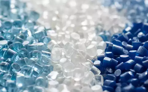 Makroaufnahme transparenter Kunststoffgranulate zeigt das Kernprodukt der Chemiefirma LyondellBasell, börsennotiert unter der ISIN NL0009434992 - Foto: THN