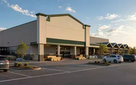 Fotorealistische Außenansicht eines Baumarkts repräsentiert Lowe's Companies mit der ISIN US5486611073 im Einzelhandel - Foto: THN